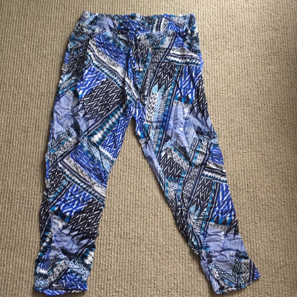 Flow, stretchy patterned cotton on pants, pockets!